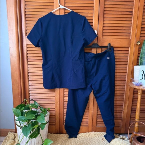 Navy Blue FIGS technical collection jogger set like new condition! - Picture 4 of 4